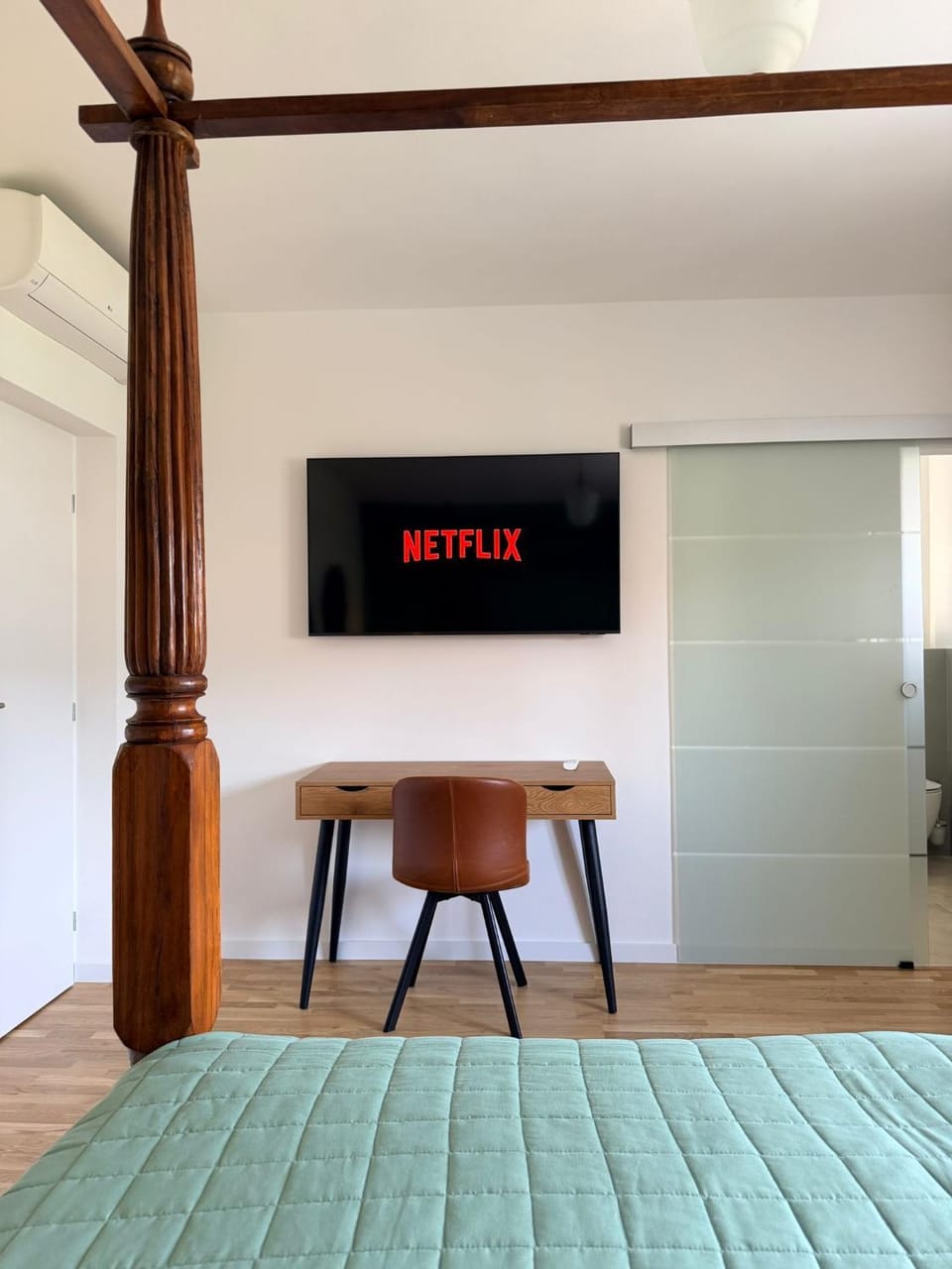 Bed, TV and multimedia, Photo of the whole room, Bedroom