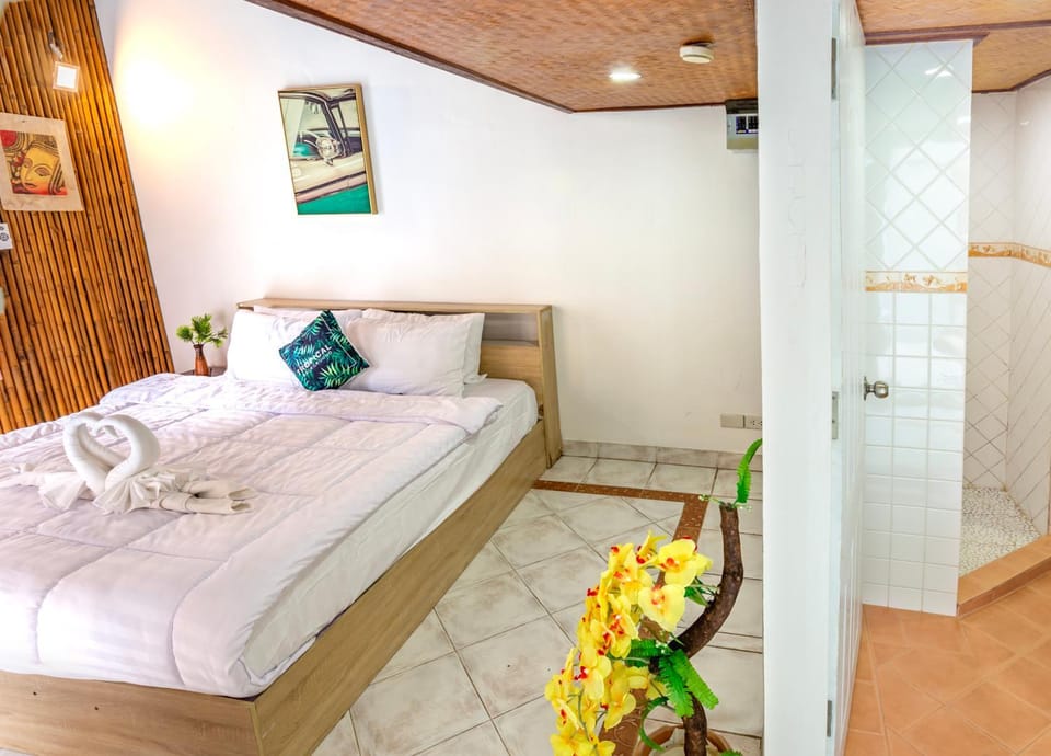 Shower, Bed, Photo of the whole room, towels