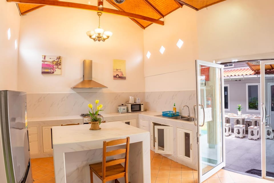 Kitchen or kitchenette, Dining area, stove