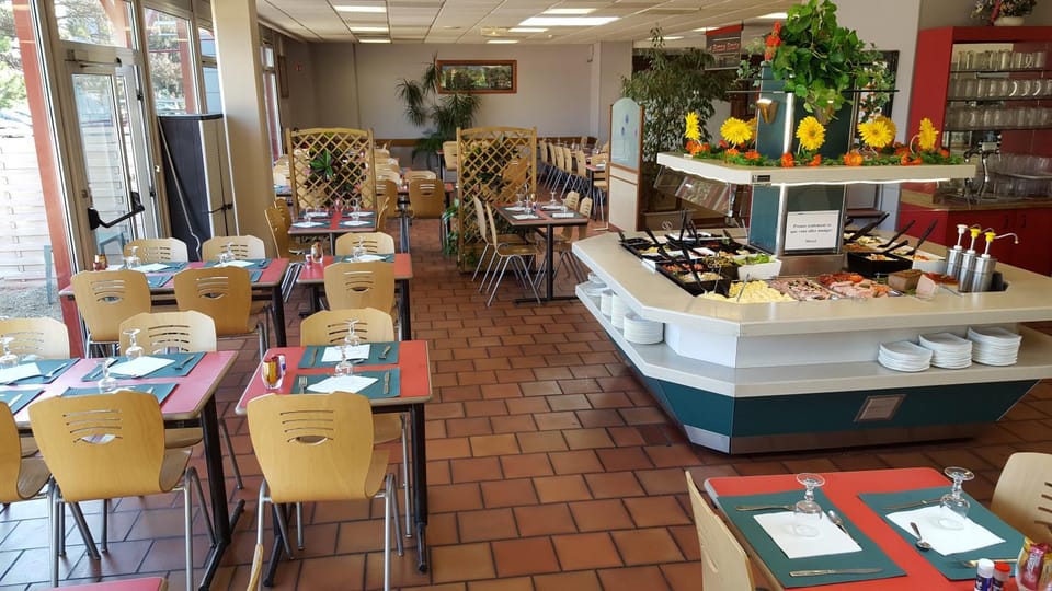 Restaurant/places to eat, Buffet breakfast