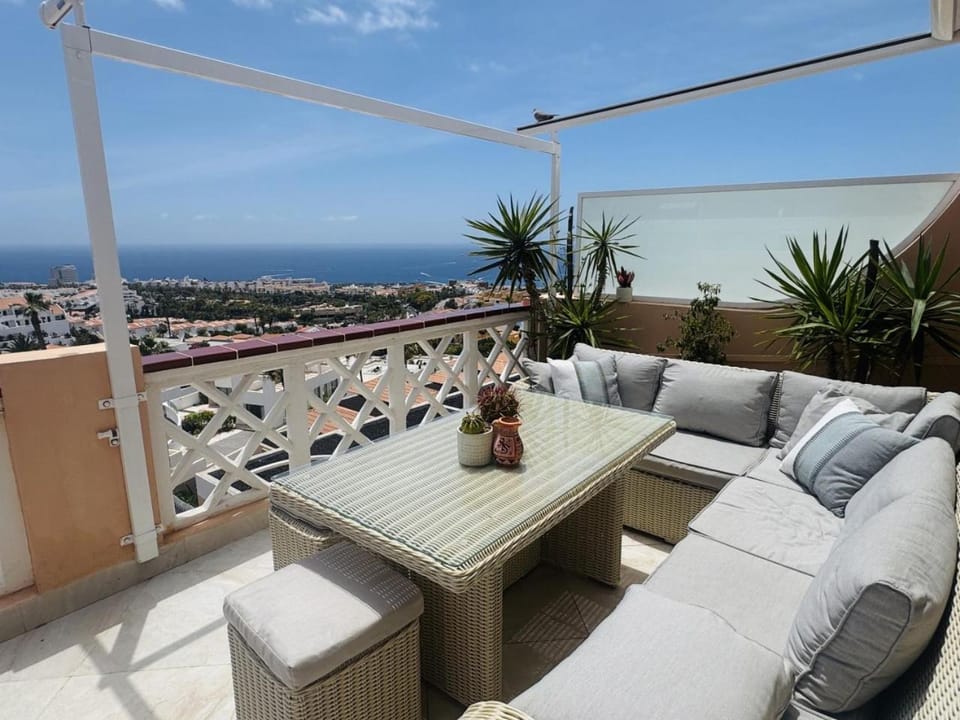 Day, Natural landscape, Balcony/Terrace, Seating area, City view, Sea view