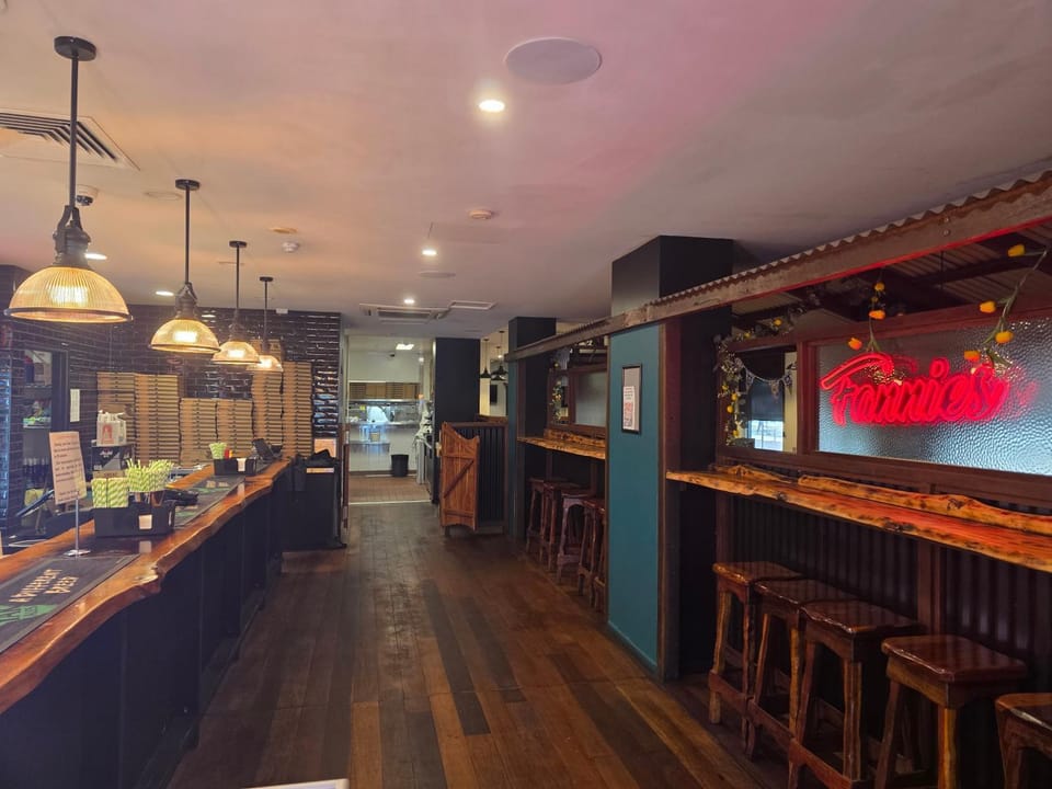 Restaurant/places to eat, Lounge or bar