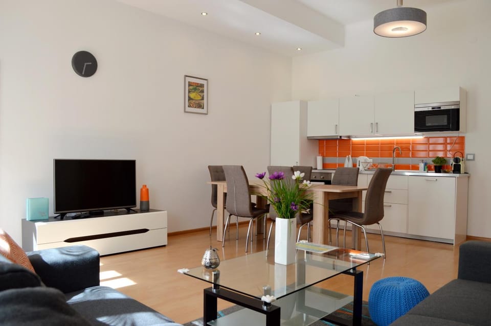 TV and multimedia, Kitchen or kitchenette, Living room, Seating area, Dining area
