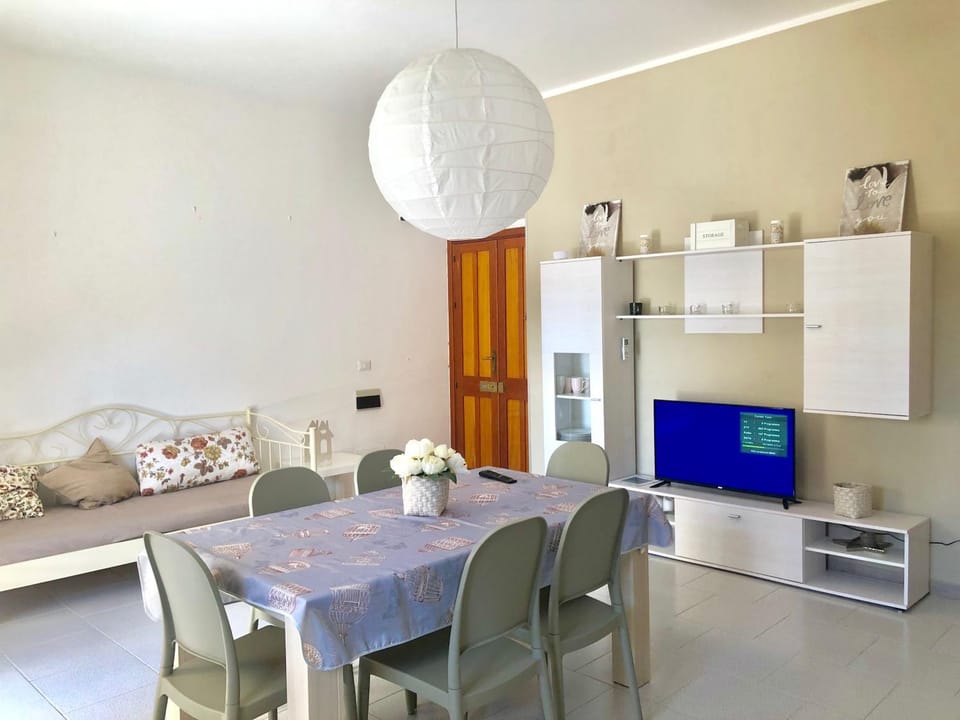 TV and multimedia, Coffee/tea facilities, View (from property/room), Living room, Seating area, Dining area, Garden view, Area and facilities, Inner courtyard view