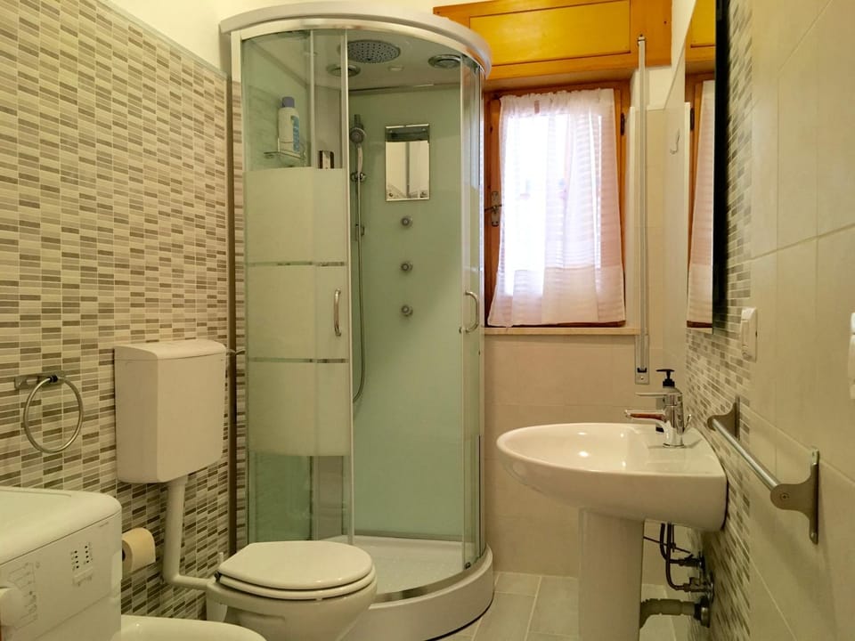 Shower, Toilet, Bathroom, Other, Area and facilities