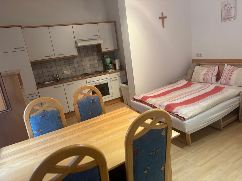 Bed, Kitchen or kitchenette, Living room, Seating area, Dining area, Bedroom