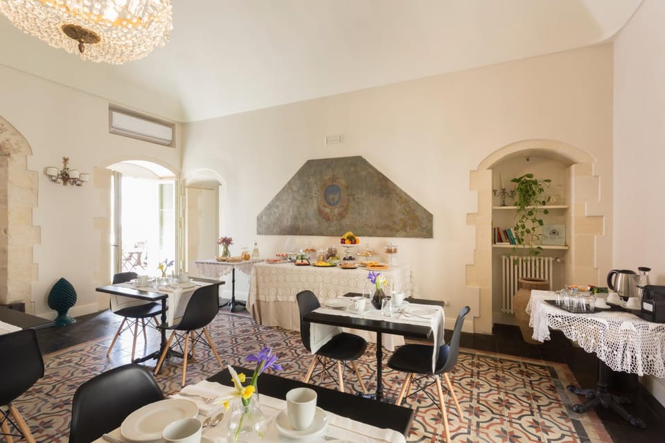 Living room, Food and drinks, Food, Drinks