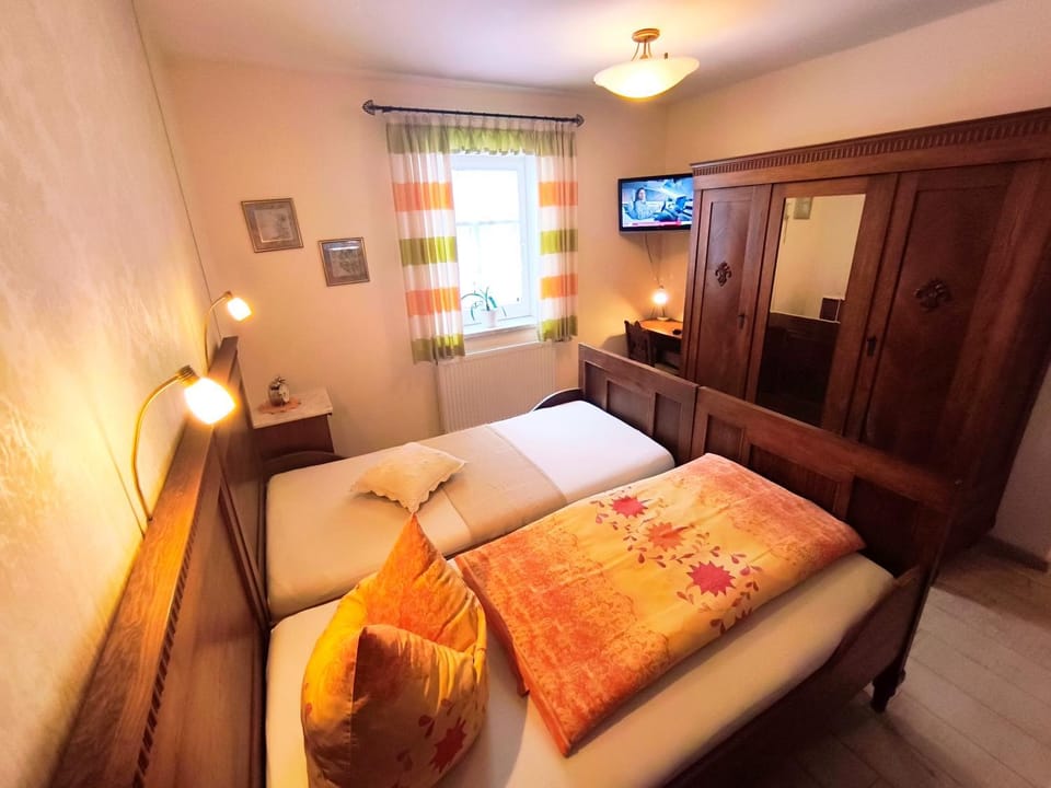 Bed, TV and multimedia, Photo of the whole room, wardrobe