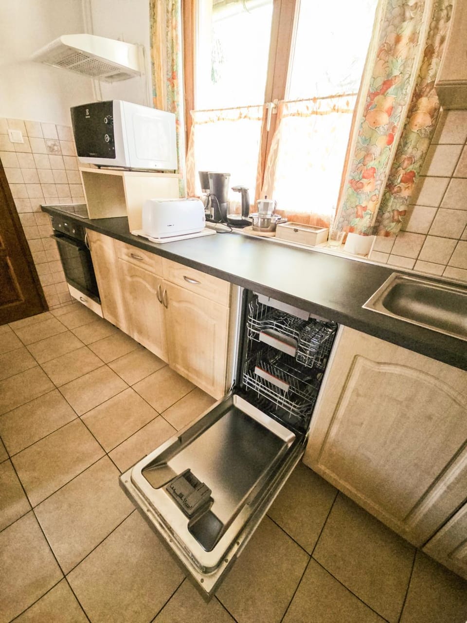 Coffee/tea facilities, dishwasher, microwave, oven, stove, toaster