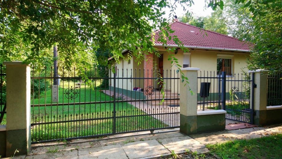 Property building, Facade/entrance, Garden, Street view