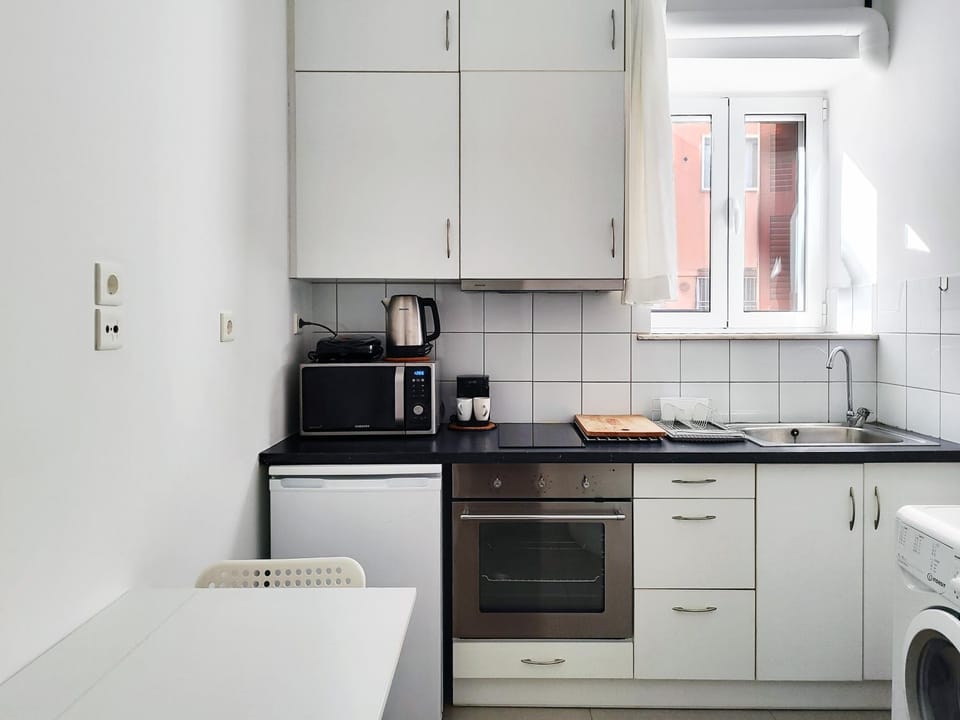 Coffee/tea facilities, Kitchen or kitchenette, microwave, oven, stove, toaster, washing machine