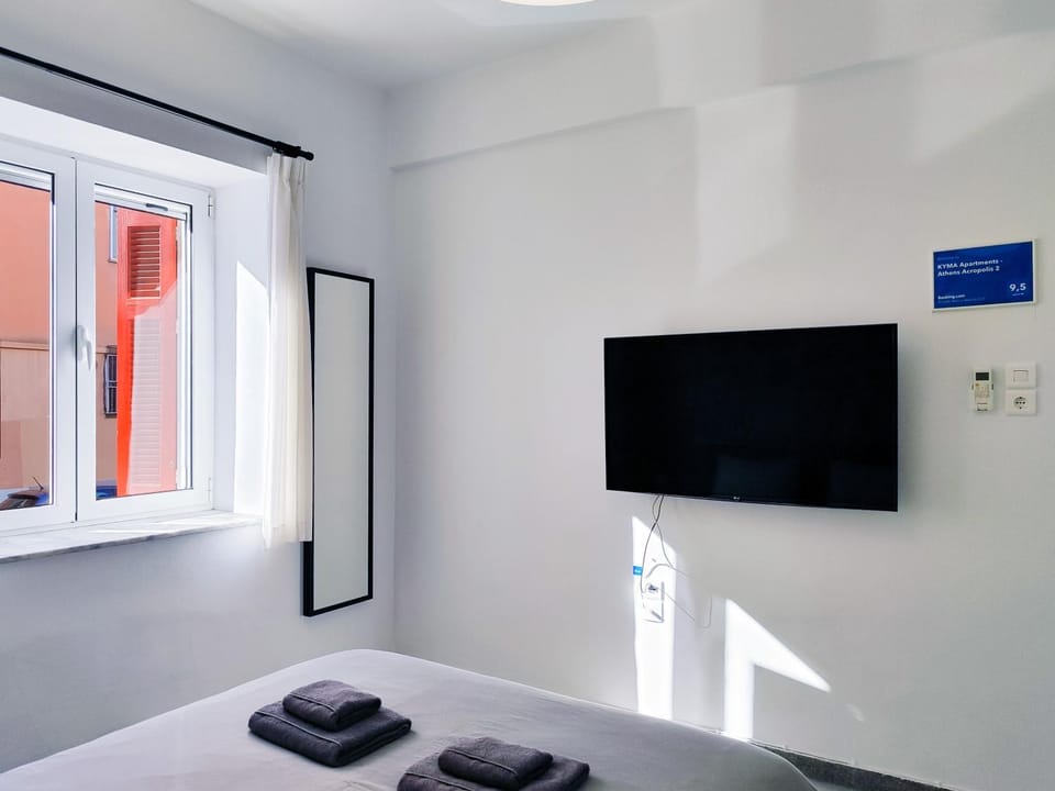 Bed, TV and multimedia, Bedroom