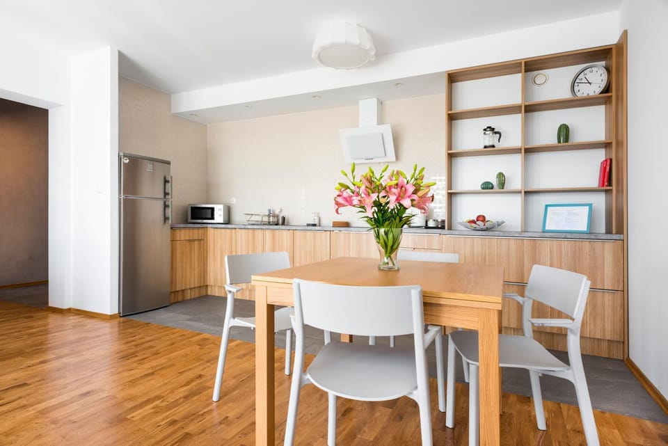 Communal lounge/ TV room, Day, Coffee/tea facilities, Living room, Food and drinks, Photo of the whole room, Decorative detail, Seating area, Dining area, Food, Drinks, Family, Family