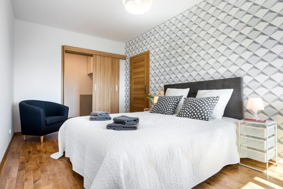 Bed, Day, Summer, Photo of the whole room, Bedroom, On site, City view, Street view