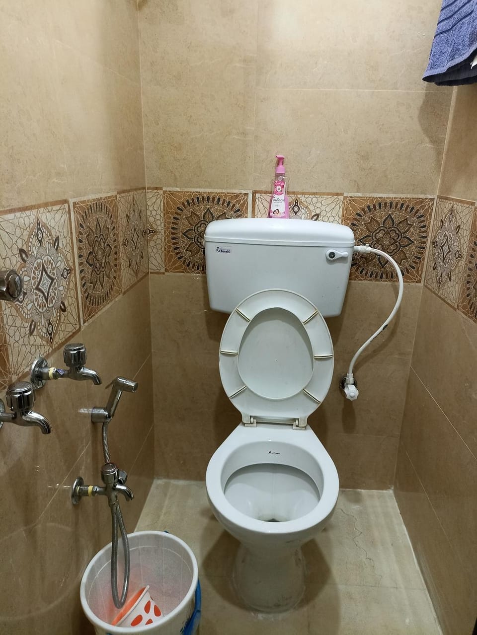 Kiran Guest House Bed and Breakfast in Kolkata