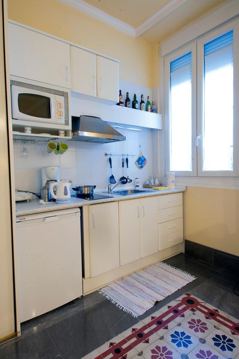 Kitchen or kitchenette, minibar, stove