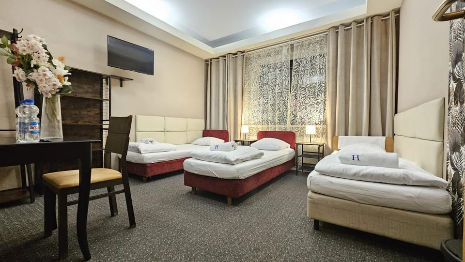 Bed, TV and multimedia, Photo of the whole room, towels