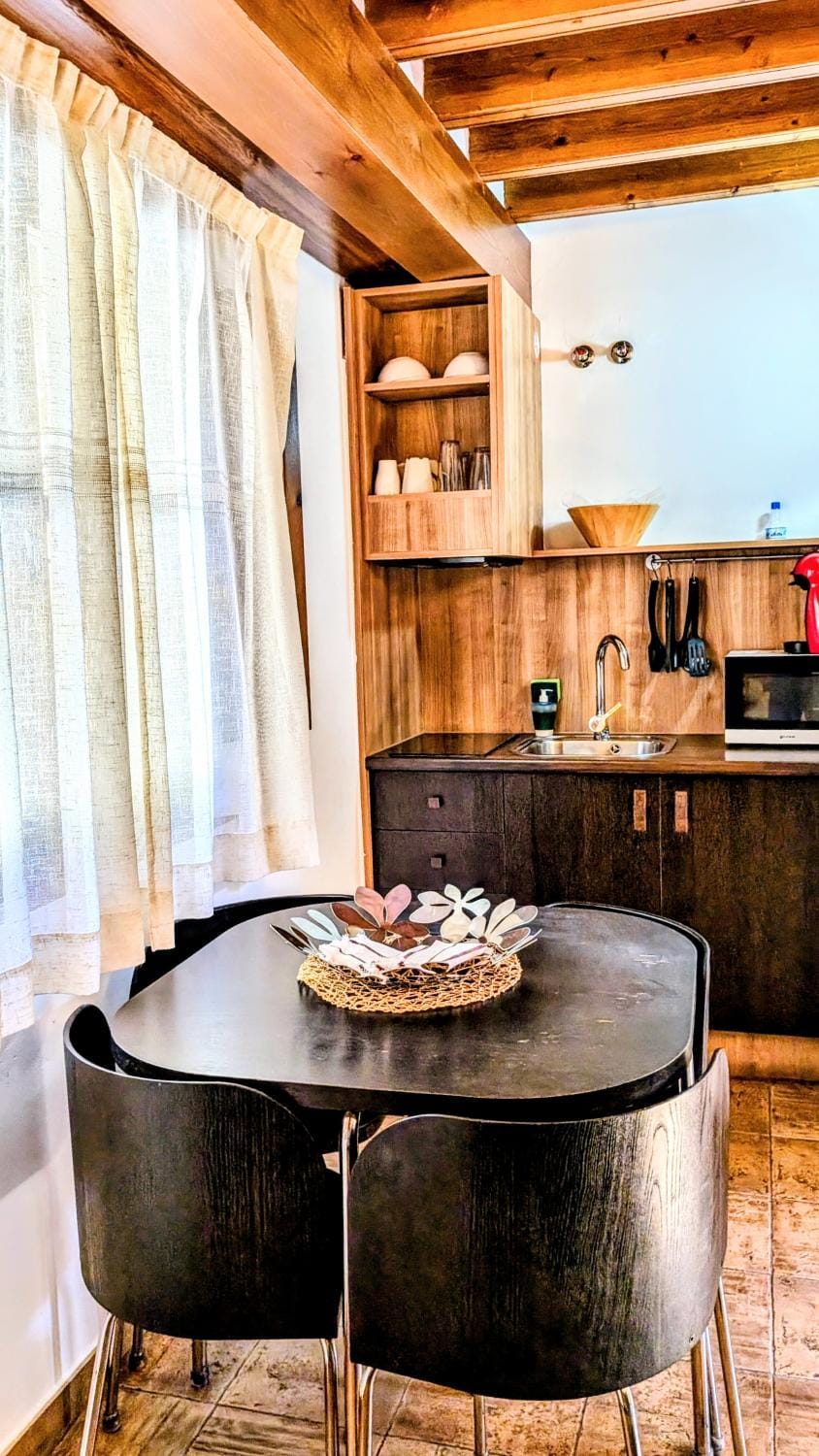 Coffee/tea facilities, Kitchen or kitchenette, Dining area, stove
