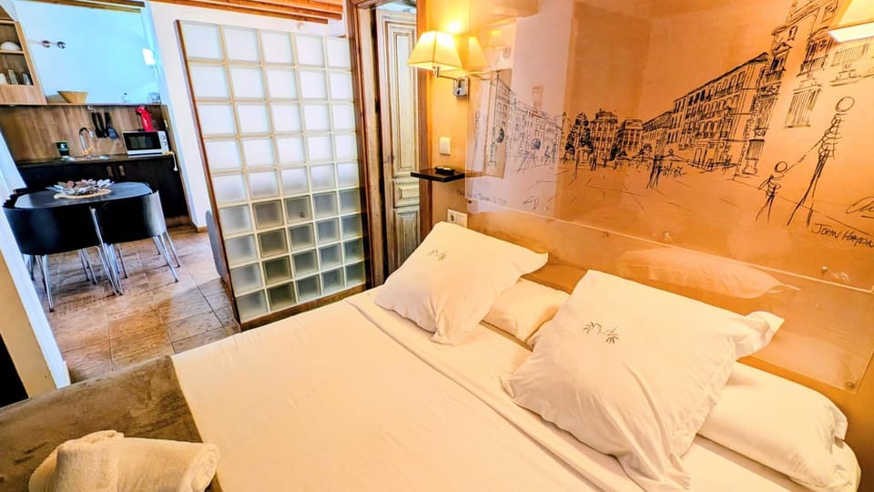 Bed, Photo of the whole room, towels
