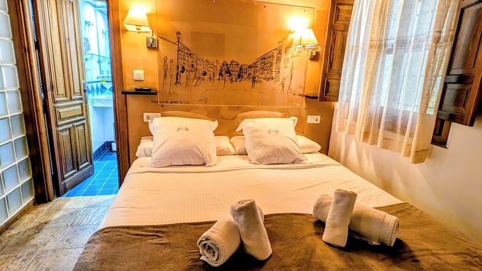 Bed, Bathroom, Bedroom, towels