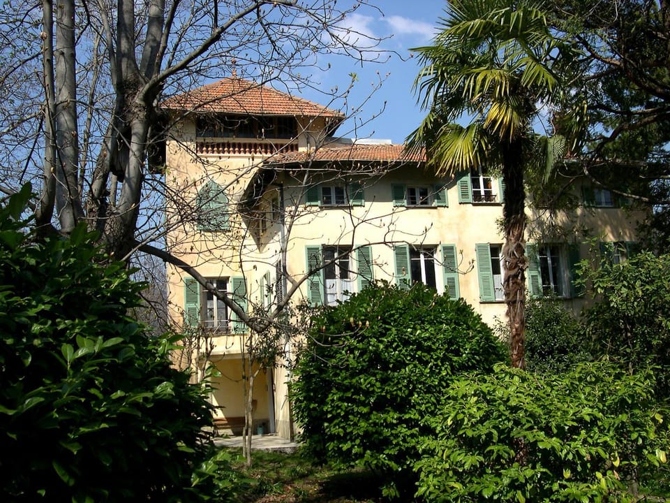 Property building, Facade/entrance, Garden
