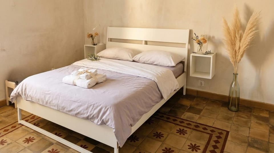 Bed, Photo of the whole room, Bedroom, towels