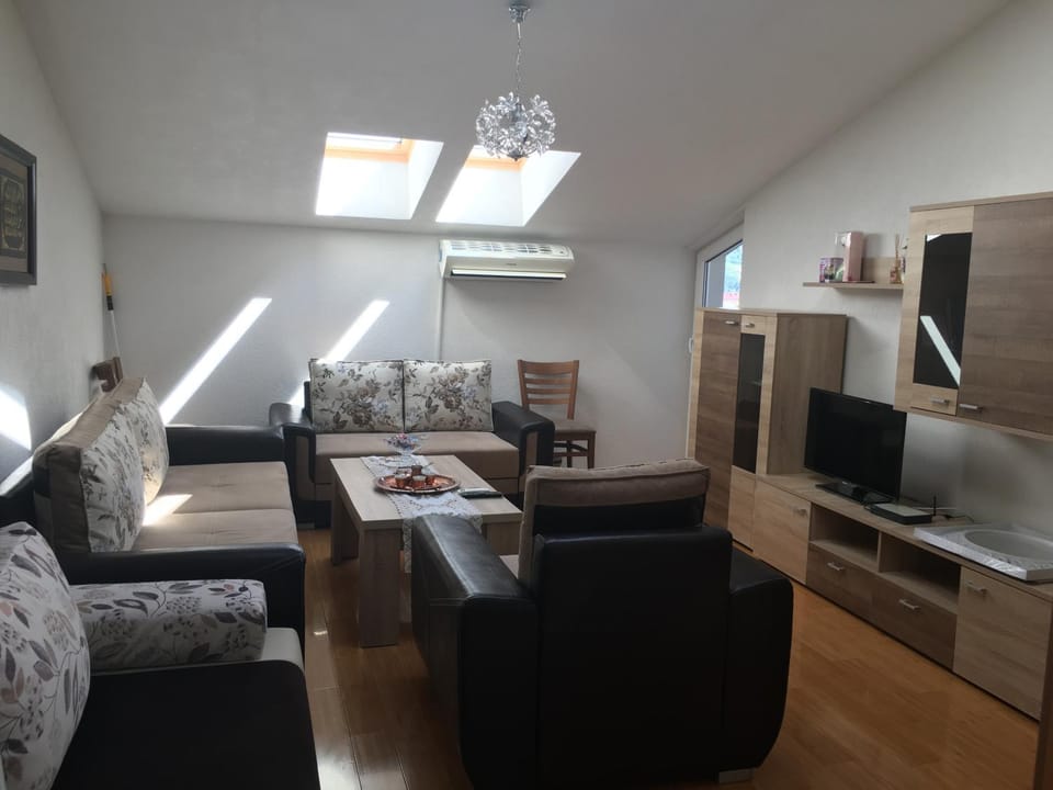 Bed, TV and multimedia, Living room, Seating area