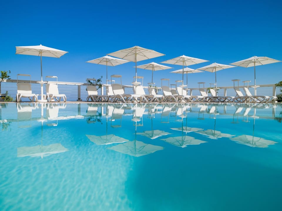 Patio, Patio, Hot Tub, Solarium, Swimming pool, sunbed