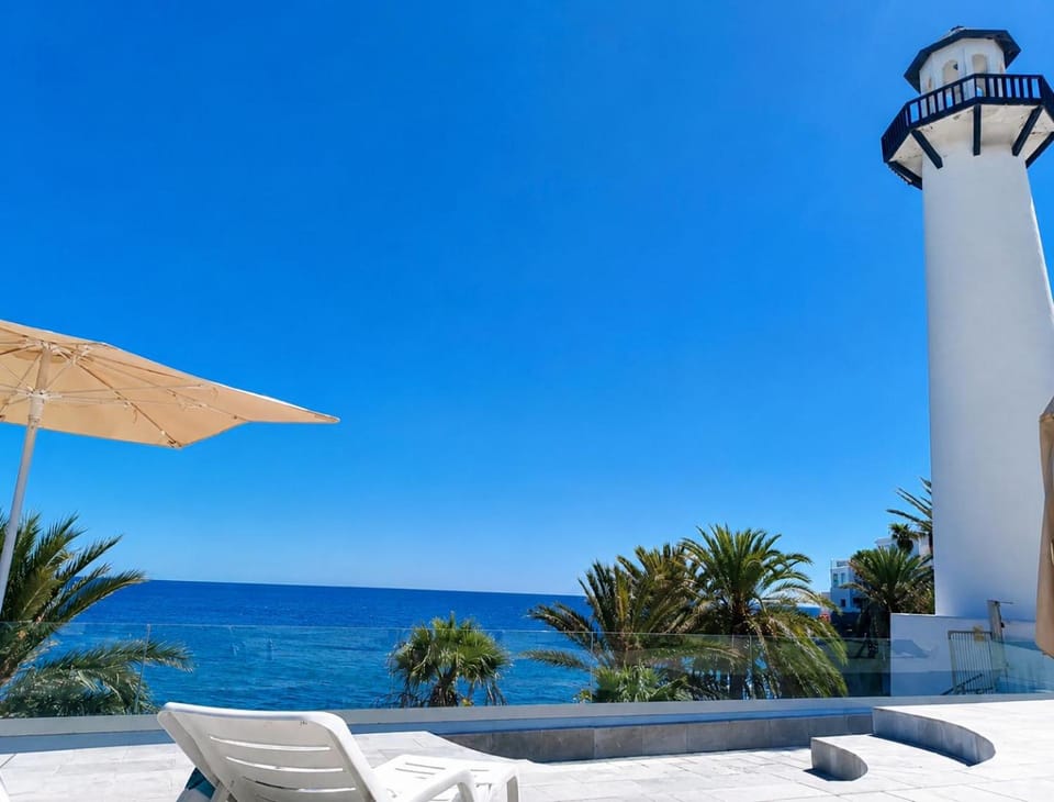 Swimming pool, sunbed