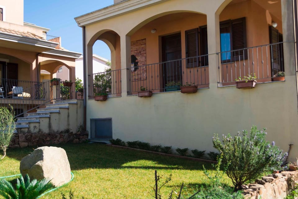 Property building, Facade/entrance, Garden