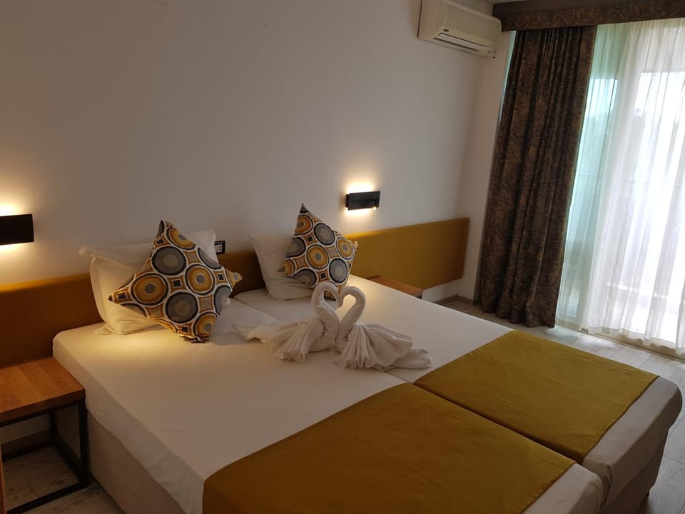 Bed, Photo of the whole room, Decorative detail, Bedroom