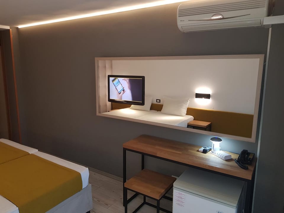 Bed, TV and multimedia, Bedroom