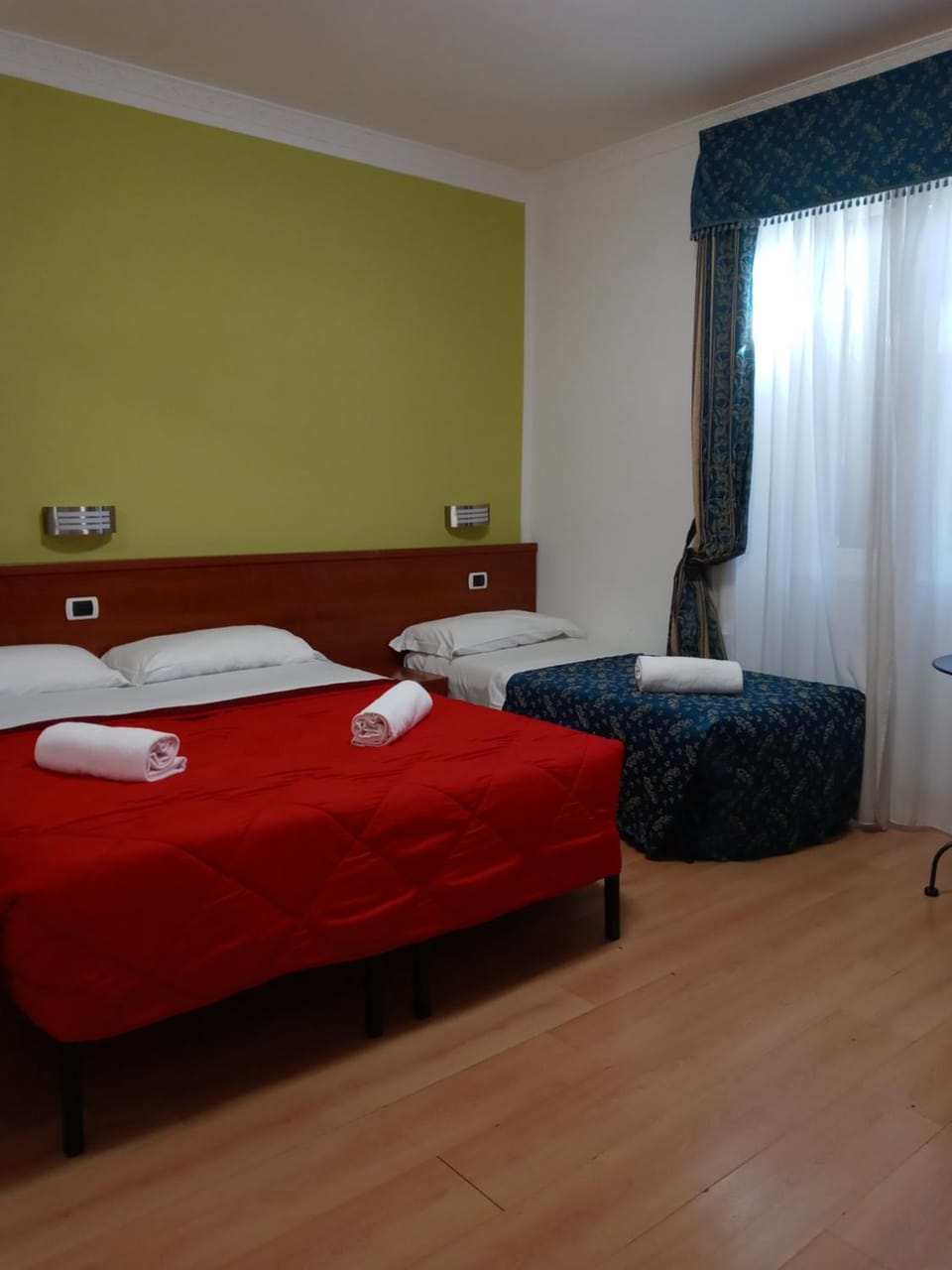 Bed, Bedroom, towels