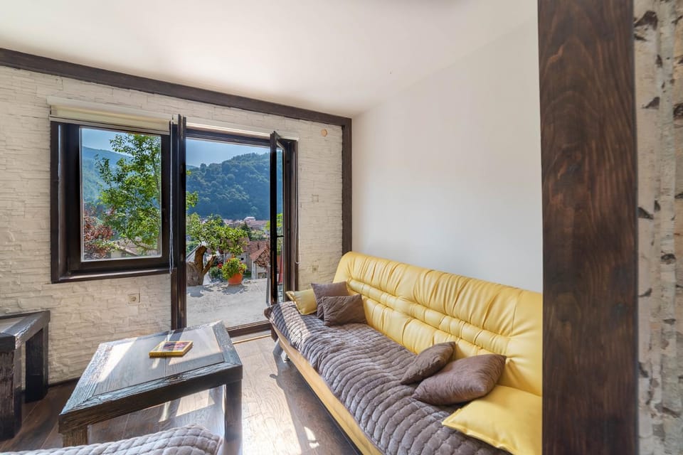 Living room, Seating area, Mountain view