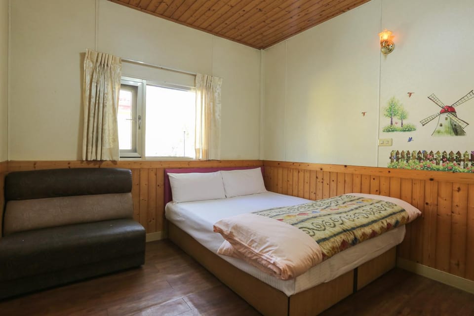 Bed, Living room, Photo of the whole room, Seating area, Bedroom