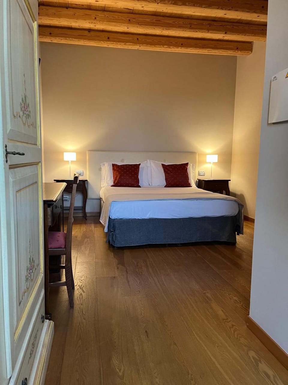 Bed, TV and multimedia, Photo of the whole room, Bedroom