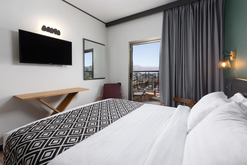 Bed, TV and multimedia, Bedroom