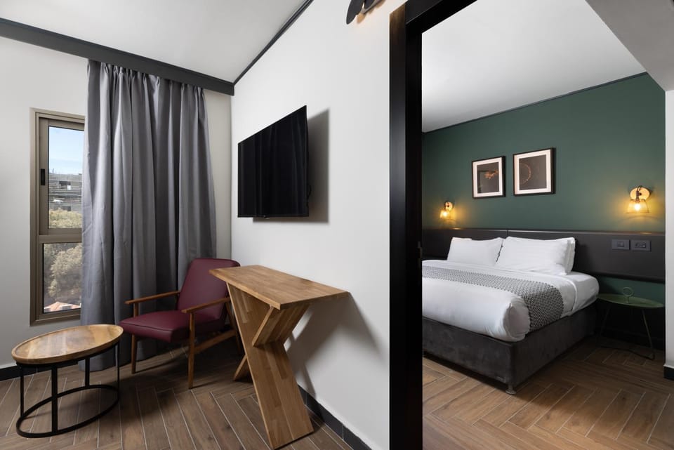 Bed, TV and multimedia, Photo of the whole room, Seating area, Bedroom