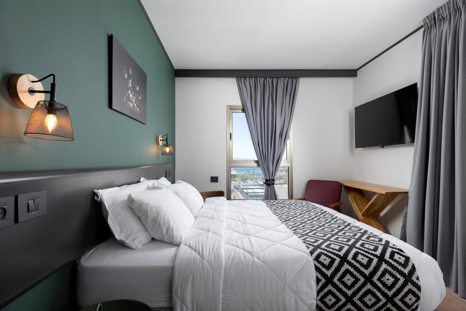 Bed, TV and multimedia, Bedroom