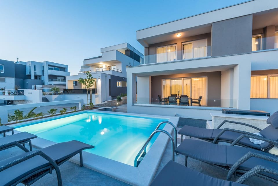 Off site, Night, Neighbourhood, Natural landscape, On site, Area and facilities, Swimming pool, Swimming pool, Entertainment, Sunrise