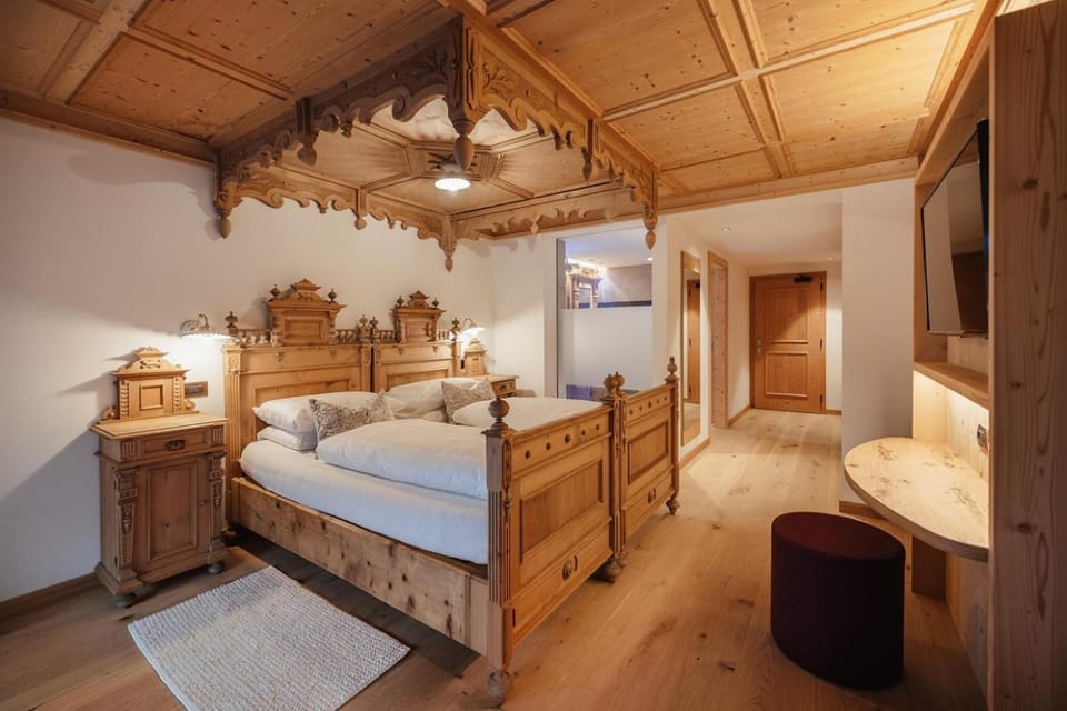 Bed, TV and multimedia, Photo of the whole room, Bedroom, towels