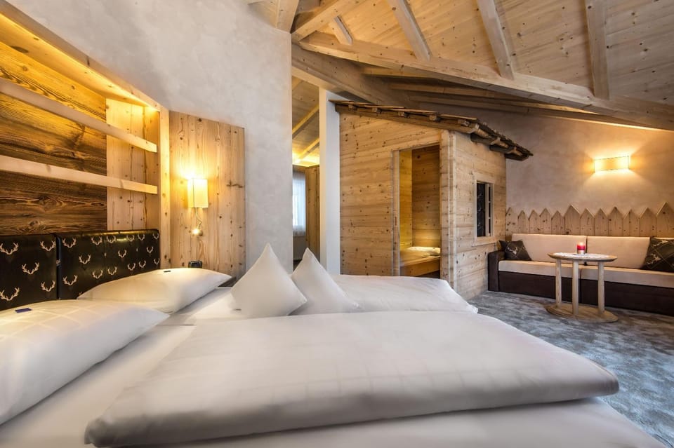 Bed, Seating area