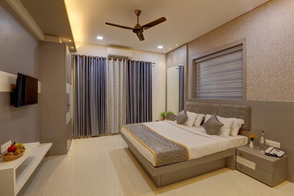Bed, Photo of the whole room, Bedroom, River view