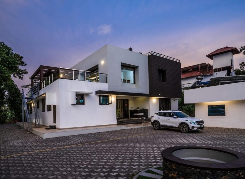 Property building, Day, Natural landscape, Lobby or reception, Landmark view, Location, Parking