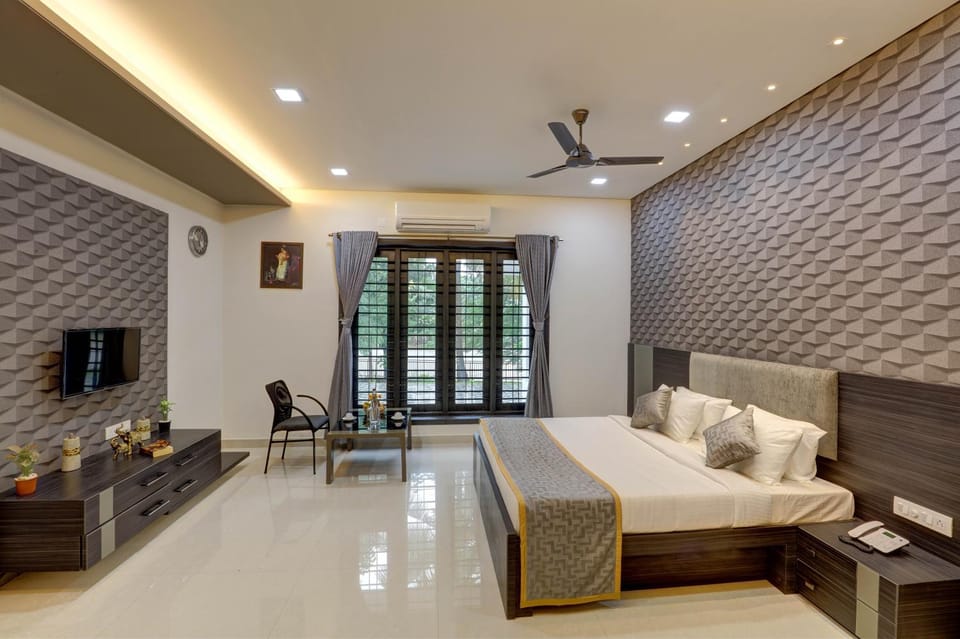 Bed, TV and multimedia, Other, Photo of the whole room, Seating area, Bedroom, fireplace, air conditioner