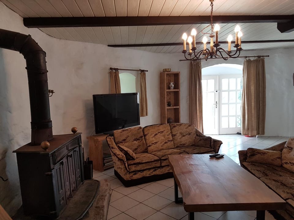 Communal lounge/ TV room, TV and multimedia, Living room, Seating area, Evening entertainment