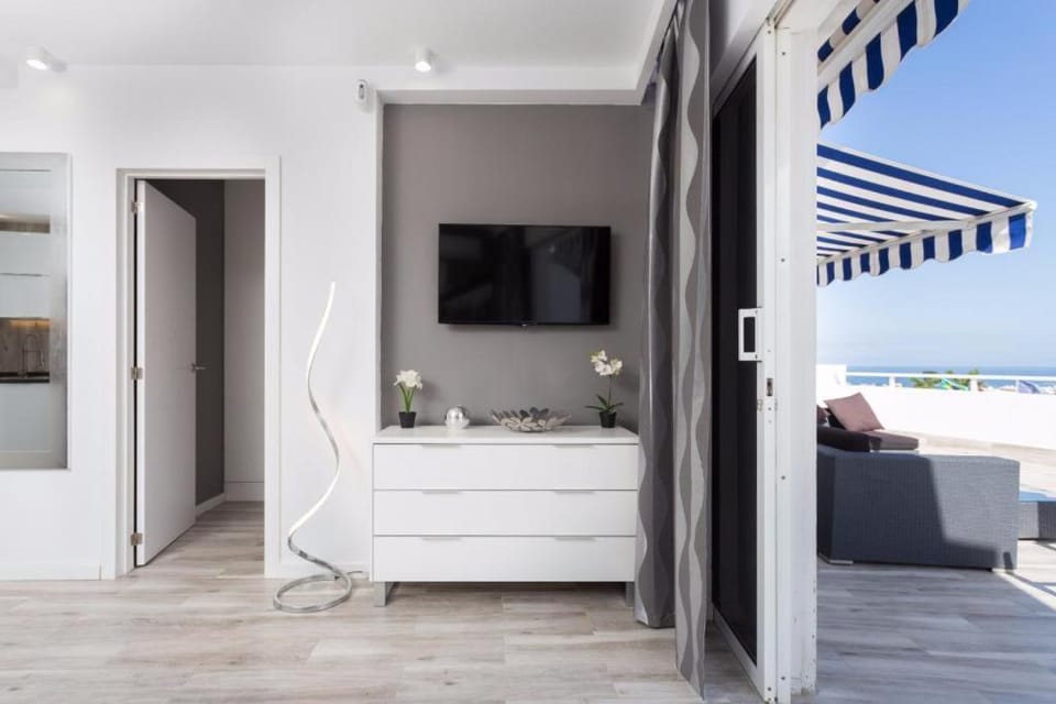 Patio, Day, Natural landscape, TV and multimedia, View (from property/room), View (from property/room), Balcony/Terrace, Living room, Seating area, Evening entertainment, Garden view, Garden view, Mountain view, Mountain view, Sea view