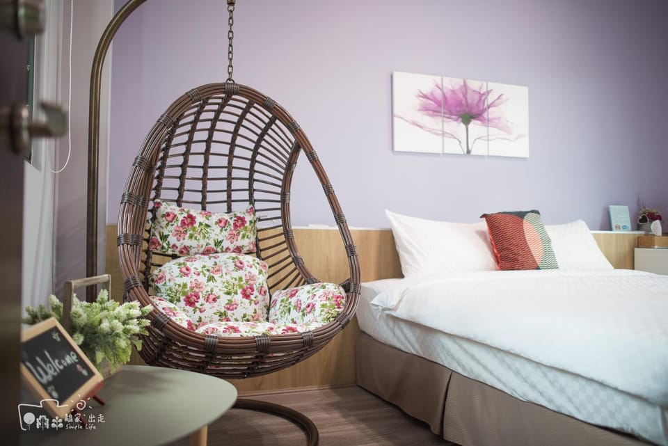 Bed, Seating area, Bedroom