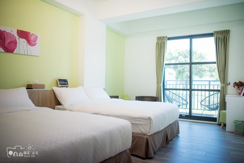 Photo of the whole room, Decorative detail, bunk bed