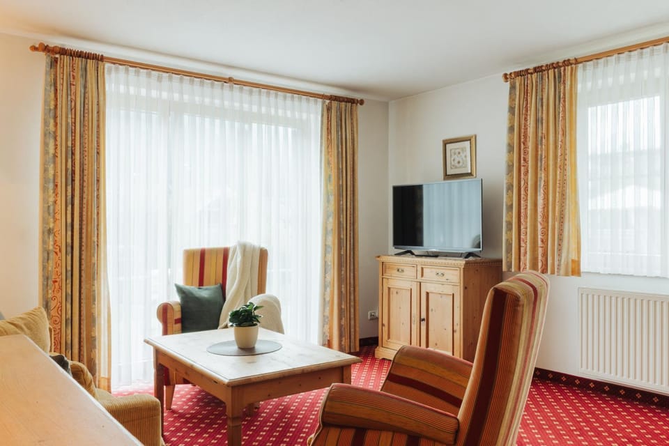 Communal lounge/ TV room, TV and multimedia, Living room, Seating area, Evening entertainment